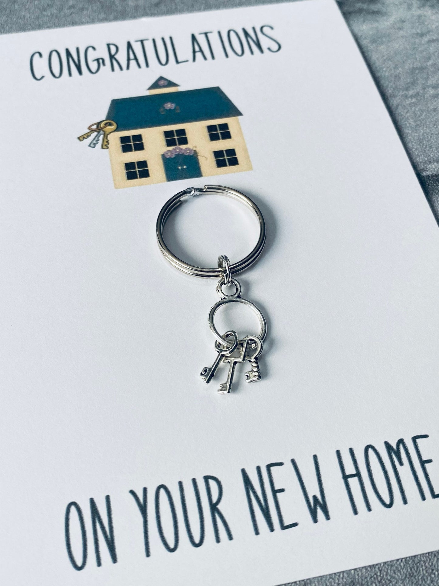 New Home Keyring Gift: Housewarming Congratulations Card